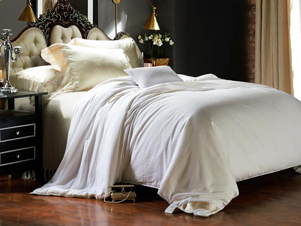 蠶絲為什么冬暖夏涼？